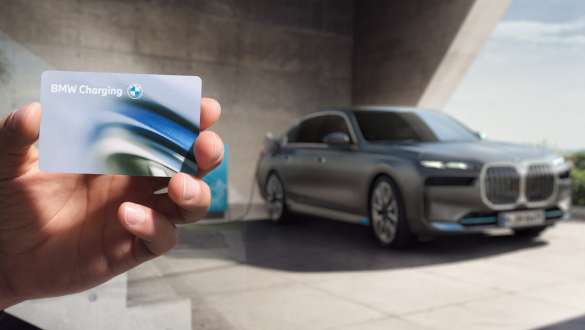 Options tarifaires de recharge publique – BMW iX à une station de recharge