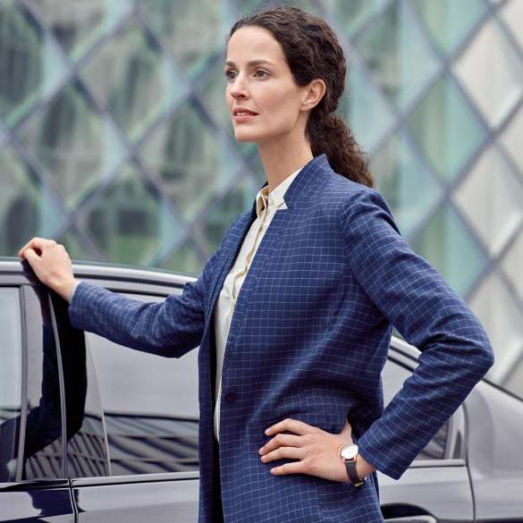 Service Après-vente entreprises BMW, Conduite connectée BMW Conduite connectée BMW : Une femme se tient devant une BMW