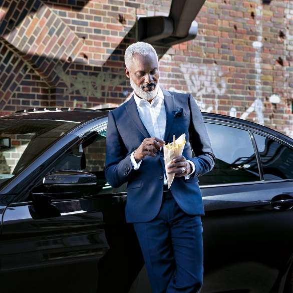 Service Après-vente entreprises BMW, Service BMW Sercice BMW : Un homme se tient devant une BMW