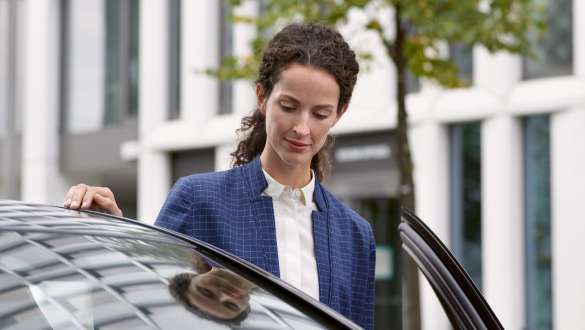 Téléservices BMW Téléservices BMW : Une femme monte dans une BMW