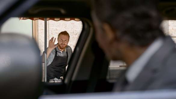 Service d’Assistance sur la route BMW Service d’Assistance sur la route BMW : Le vendeur de glaces dit au revoir de la main à l’homme dans la BMW