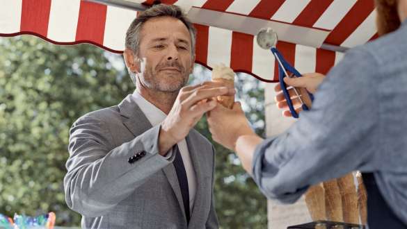 Partenaires BMW Partenaires BMW : Un homme donne une glace à un autre