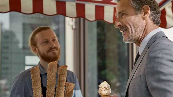 Pièces d’origine BMW Pièces d’origine BMW : Un homme parle avec un vendeur de glaces