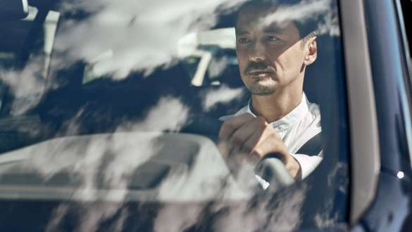 Roues d’origine BMW Roues d’origine BMW : Vue d’un homme au volant d’une BMW