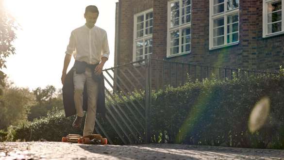 Pneus d’origine BMW Pneus d’origine BMW : Un homme fait du skateboard