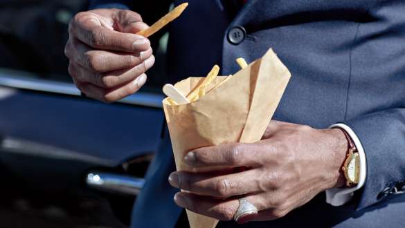Gestion du service optimale Gestion du service : Deux mains tenant un paquet de chips