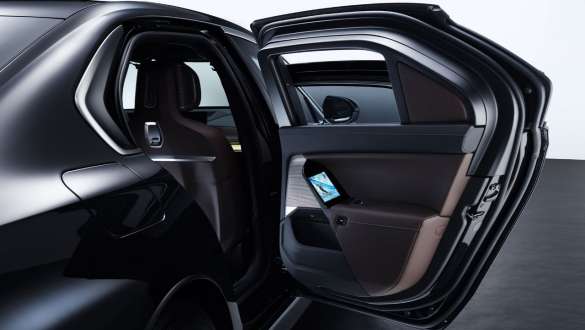 BMW Série 7 Protection G73 Sortie de secours BMW Série 7 Protection G73 sortie de secours porte ouverte
