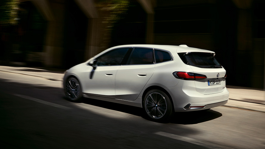 BMW Série 2 Active Tourer U06 2021 Mineralwei&szlig; métallisé sur la route, vue de côté