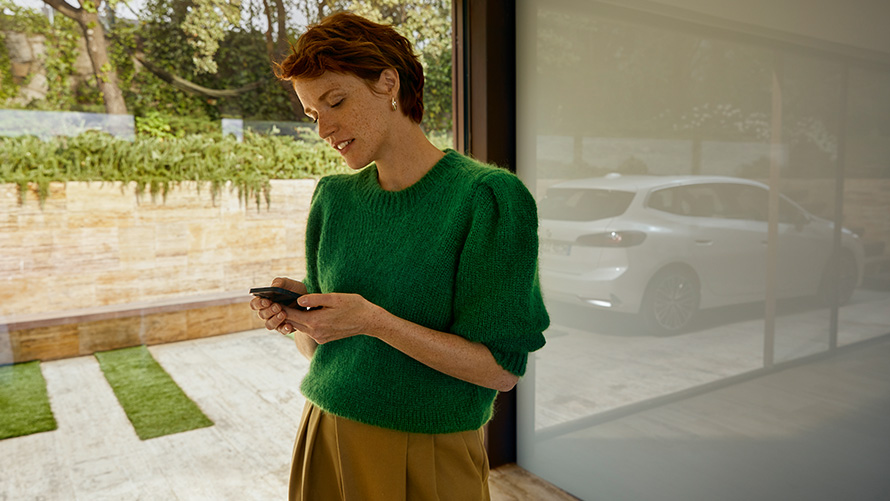 BMW Service Inclusive - femme avec un smartphone en main