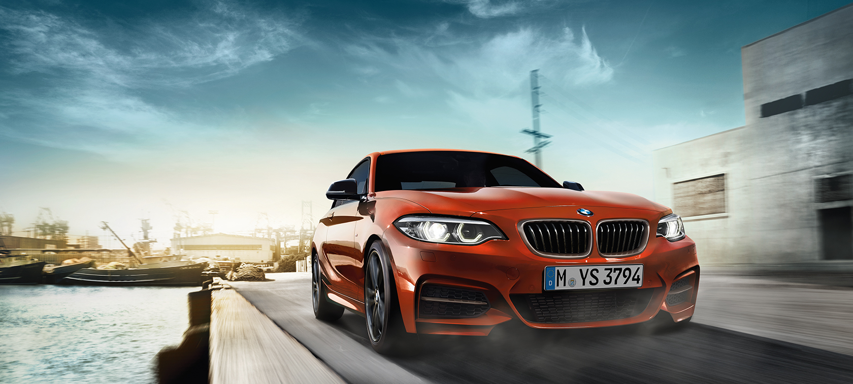BMW Série 2 Coupé en mouvement, vue de trois quarts face BMW Série 2 Coupé en mouvement, vue de trois quarts face