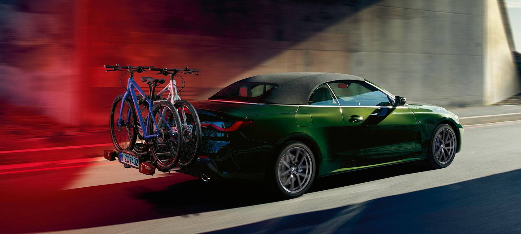 Vue de trois quarts arrière avec porte-vélos Pro 2.0 de la BMW Série 4 Cabriolet G23 2020 BMW Série 4 Cabriolet G23 2020 Sanremo Green metallic, vue de trois quarts arrière avec porte-vélos arrière Pro 2.0