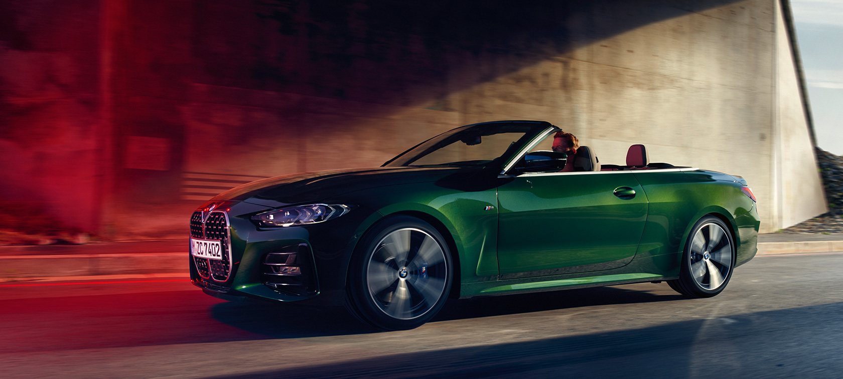 Vue de trois quarts de profil de la BMW Série 4 Cabriolet G23 2020, en mouvement BMW Série 4 Cabriolet G23 2020 Sanremo Green metallic en mouvement, vue de trois quarts de profil