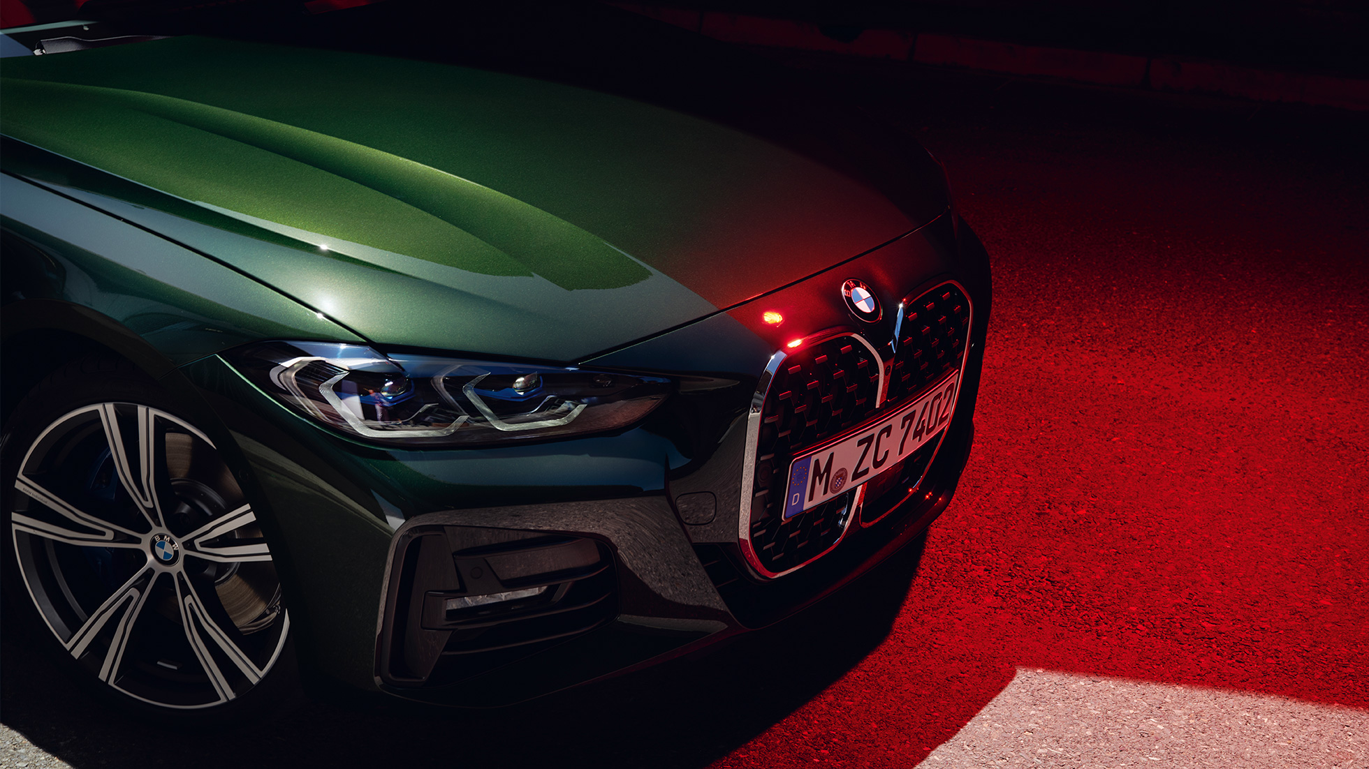 Vue de profil du capot de la BMW Série 4 Cabriolet G23 2020 BMW Série 4 Cabriolet G23 2020 Sanremo Green metallic, vue en gros plan de profil, capot