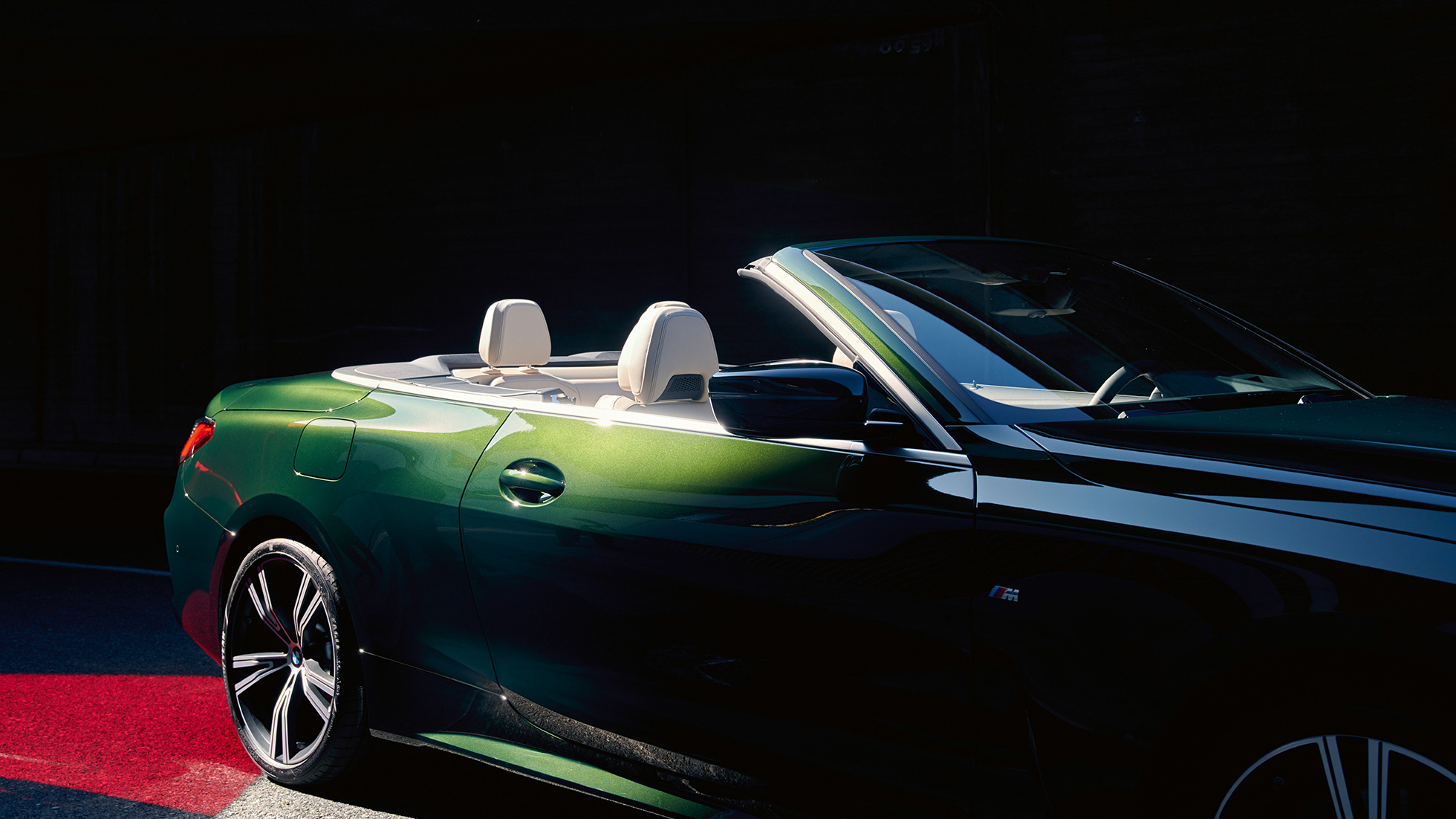 Vue de trois quarts avant de la BMW Série 4 Cabriolet G23 2020, en mouvement BMW Série 4 Cabriolet G23 2020 Sanremo Green metallic en mouvement, vue de trois quarts avant en mouvement