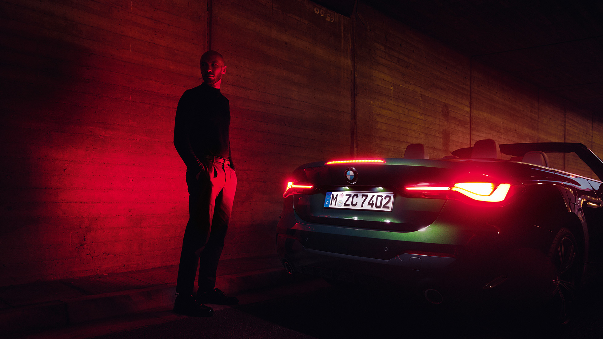 Vue de trois quarts arrière avec capote ouverte de la BMW Série 4 Cabriolet G23 2020 BMW Série 4 Cabriolet G23 2020 Sanremo Green metallic, vue de trois quarts arrière de nuit, avec capote ouverte