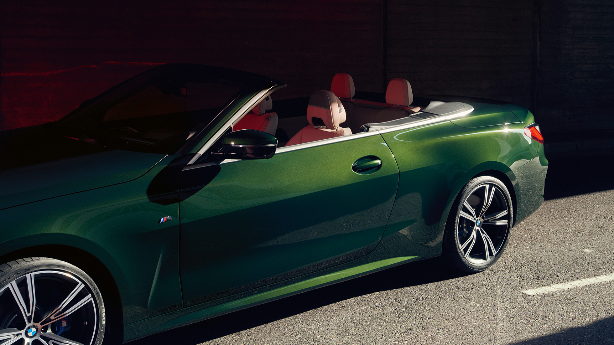 Vue de profil de la BMW Série 4 Cabriolet G23 2020 BMW Série 4 Cabriolet G23 2020 Sanremo Green metallic, vue en gros plan de profil