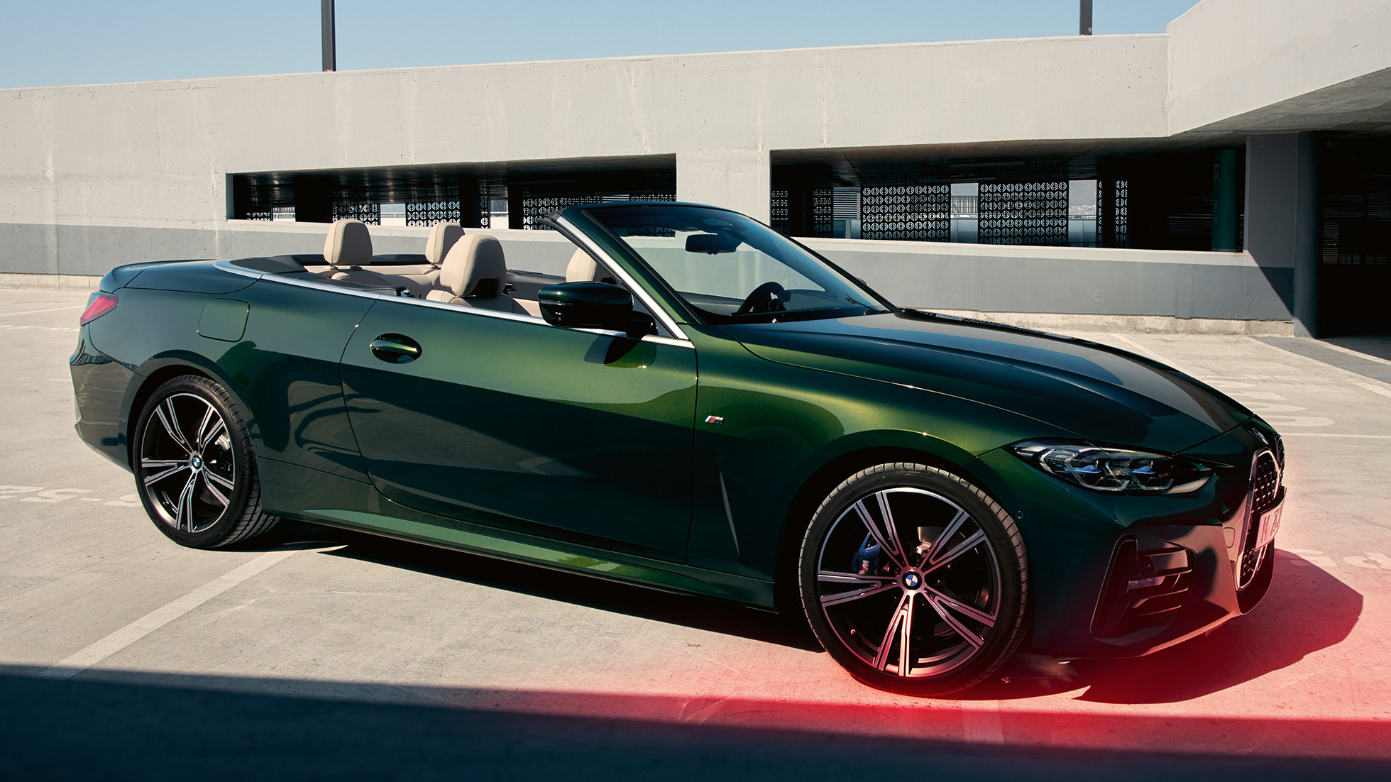 Vue de trois quarts de profil de la BMW Série 4 Cabriolet G23 2020, à l’arrêt BMW Série 4 Cabriolet G23 2020 Sanremo Green metallic, vue de trois quarts de profil à l'arrêt sur un parking