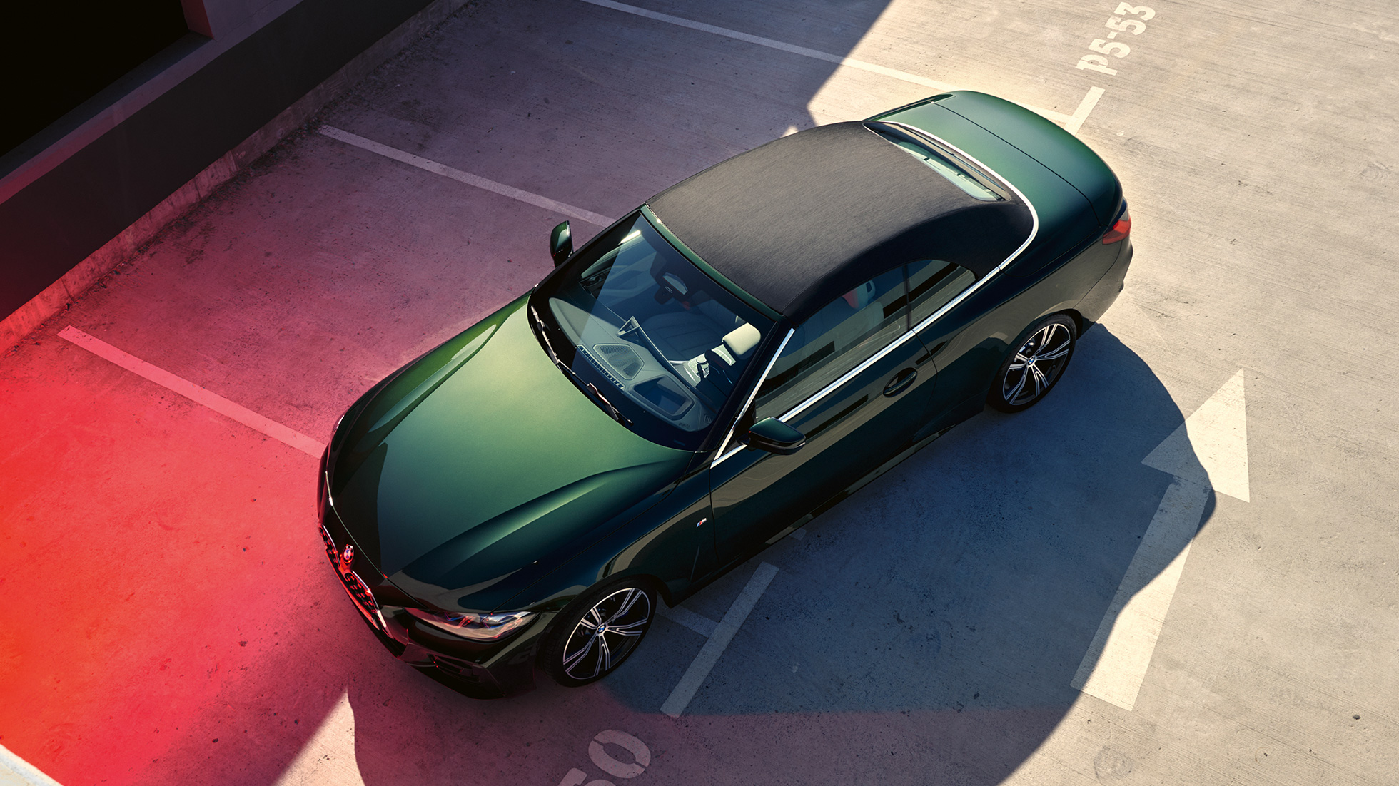 Vue en plongée de la capote en tissu de la BMW Série 4 Cabriolet G23 2020 BMW Série 4 Cabriolet G23 2020 Sanremo Green metallic, vue en plongée de la capote en tissu