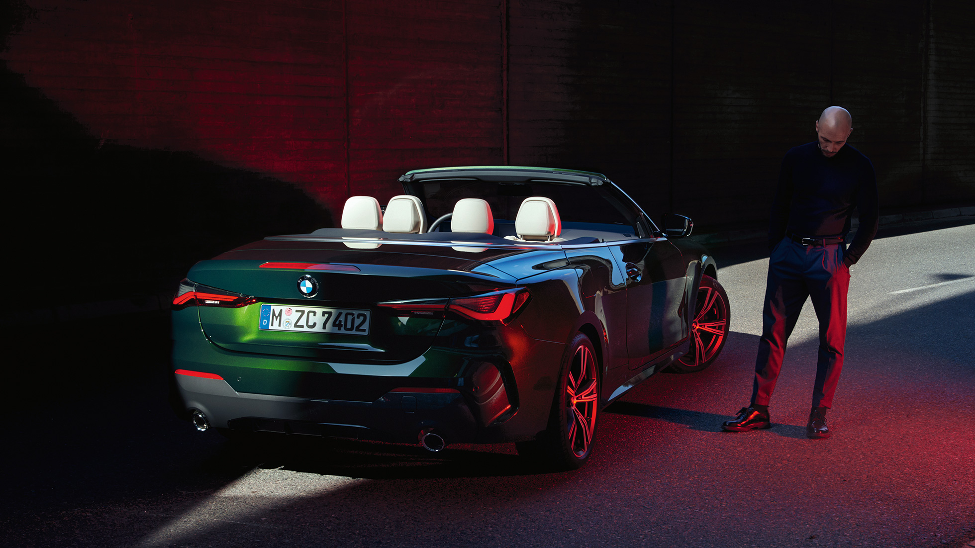 Vue de trois quarts arrière avec feux arrière de la BMW Série 4 Cabriolet G23 2020 BMW Série 4 Cabriolet G23 2020 Sanremo Green metallic, vue de trois quarts arrière avec feux arrière