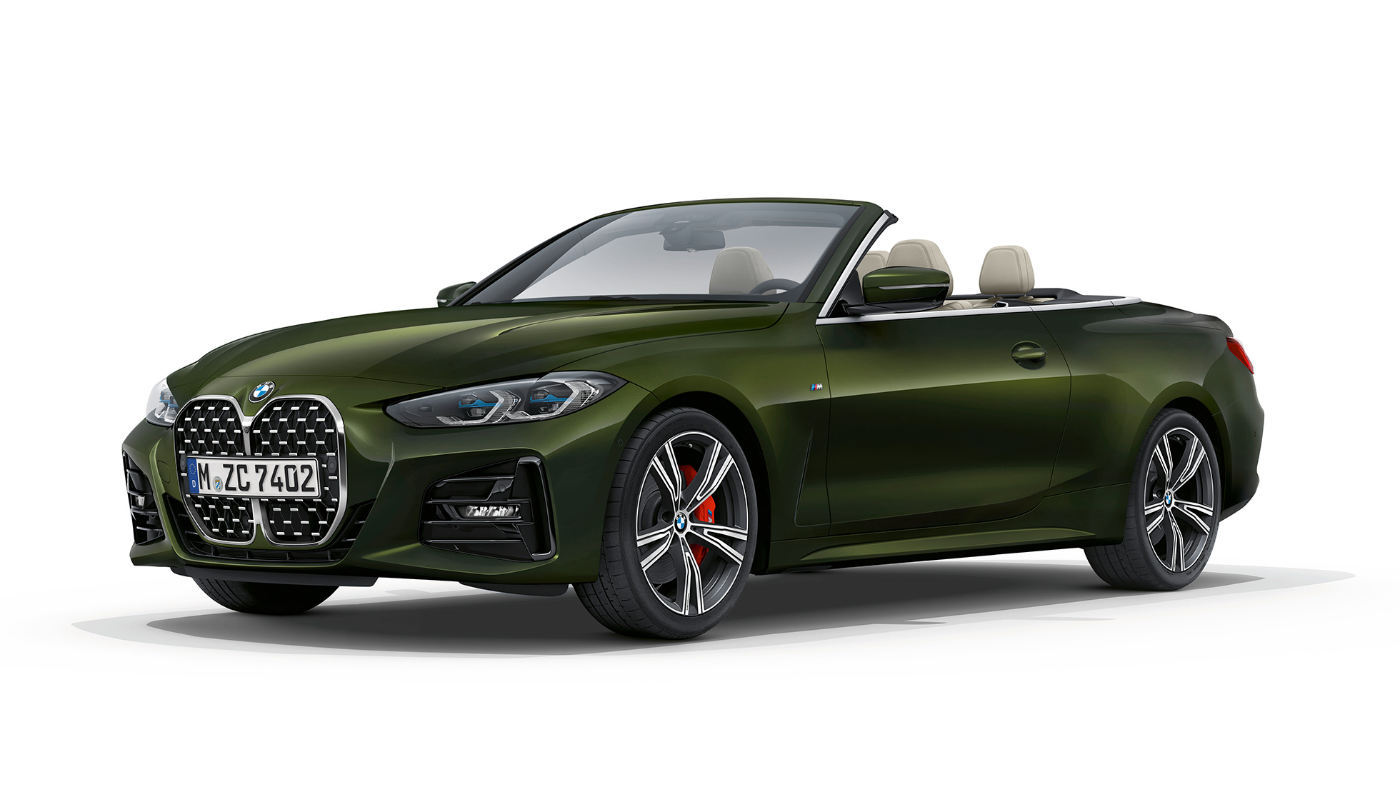 Vue de trois quarts avant de la BMW Série 4 Cabriolet G23 2020 Modèle M Sport BMW Série 4 Cabriolet G23 2020, Modèle M Sport Sanremo Green metallic, vue de trois quarts avant