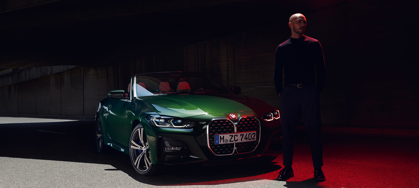 Vue avant de la BMW Série 4 Cabriolet G23 2020 BMW Série 4 Cabriolet G23 2020 Sanremo Green metallic, vue avant avec modèle