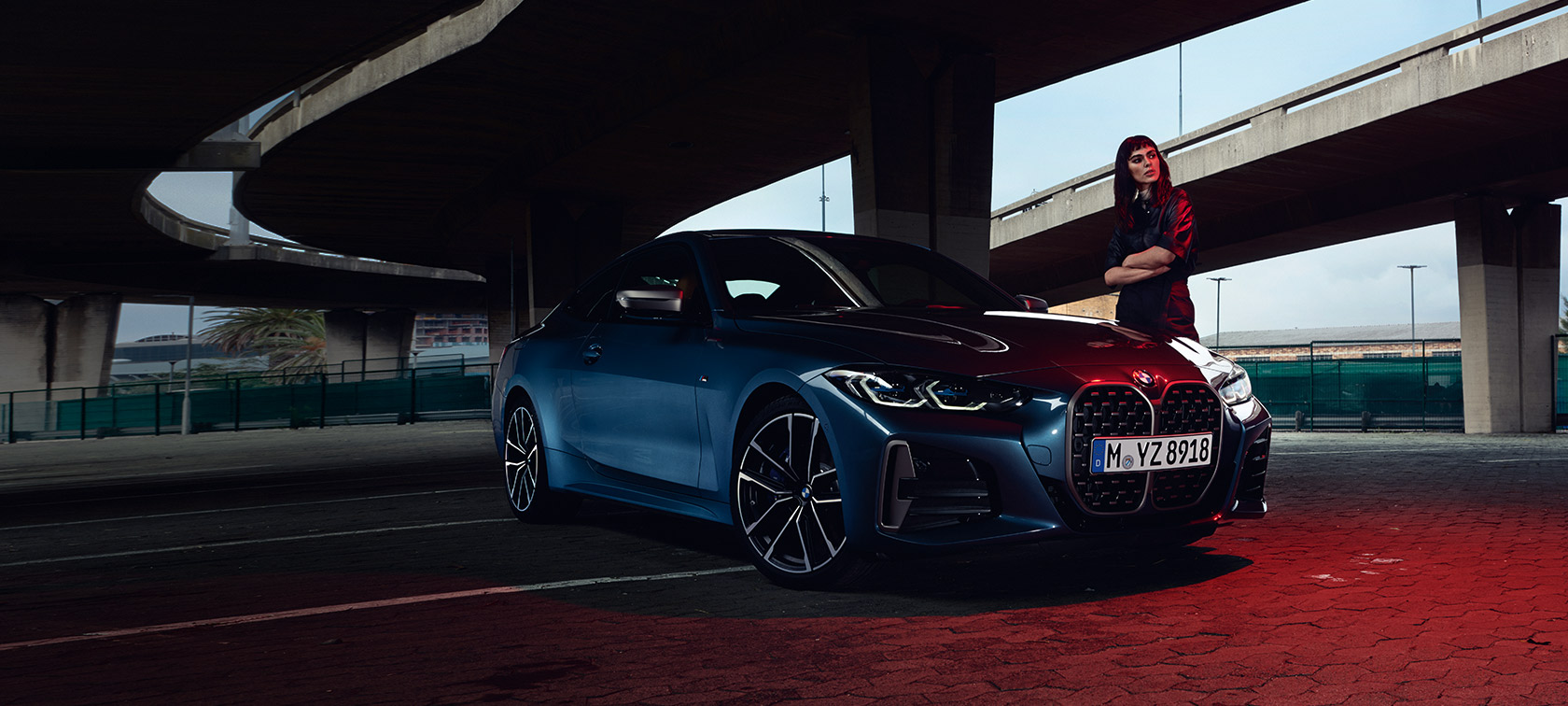 BMW Série 4 Coupé G22 2020, vue de trois quarts avant avec modèle