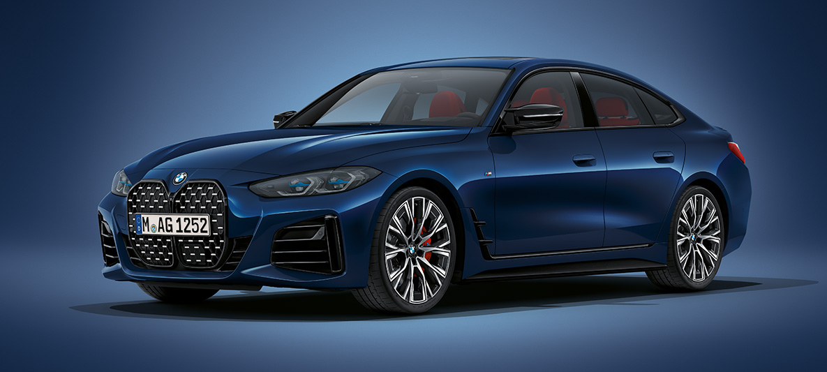 BMW Série 4 Gran Coupé G26 2021 BMW Individual Tansanitblau metallic BMW Série 4 Gran Coupé G26 2021 en BMW Individual Tansanitblau metallic, vue de trois quarts face à l’arrêt