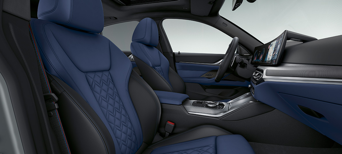 Revêtement intérieur cuir Merino Fjordblau/Schwarz BMW Série 4 Gran Coupé G26 2021 habitacle Revêtement intérieur BMW Individual tout cuir Merino Fjordblau/Schwarz BMW Série 4 Coupé G26 2021 habitacle poste de conduite