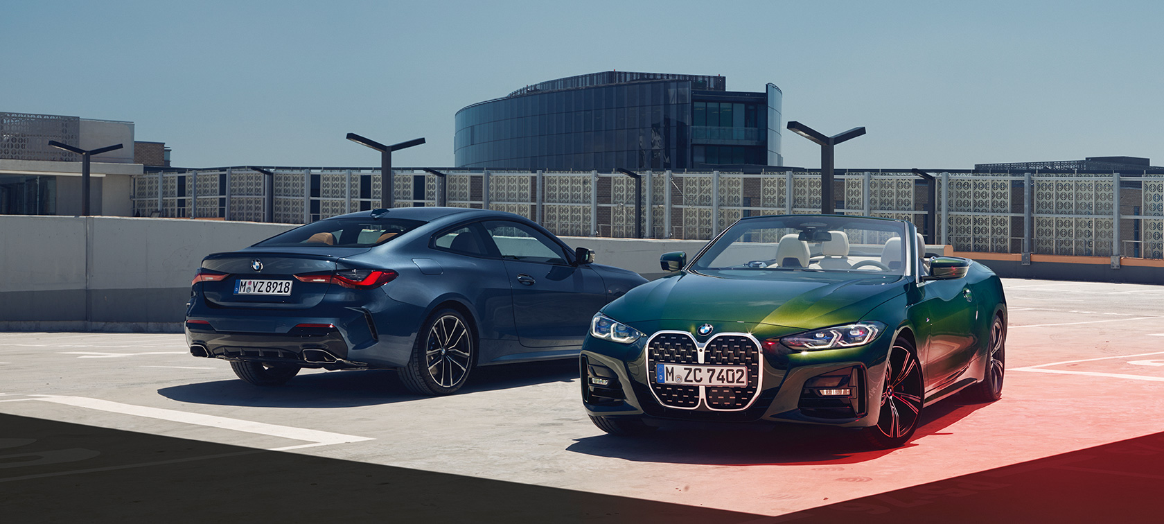 BMW Série 4 Coupé G22 BMW Série 4 Cabrio G23 sur un parking BMW Série 4 Coupé G22 BMW Série 4 Cabrio G23 sur un parking