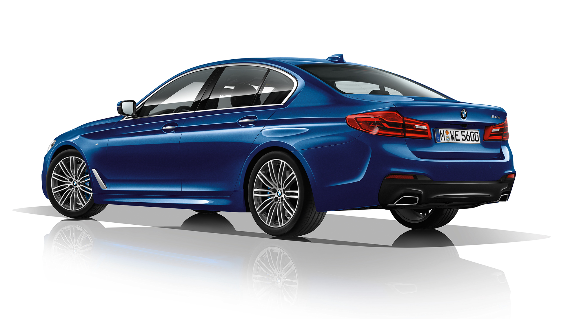 Kit M Sport vue de trois-quarts arrière BMW Série 5 Berline 540i Berline Kit M Sport BMW Série 5 Berline 540i Berline G30 Mediterranblau metallic vue de trois quarts arrière