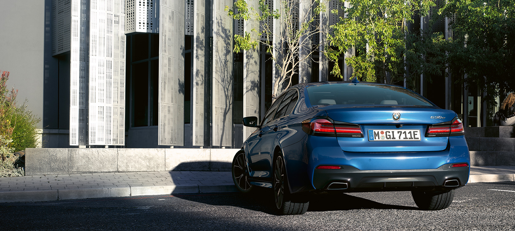 BMW Série 5 Berline, à l'arrêt BMW Série 5 Berline G30 restylage 2020 en Phytonicblau, vue arrière, à l'arrêt