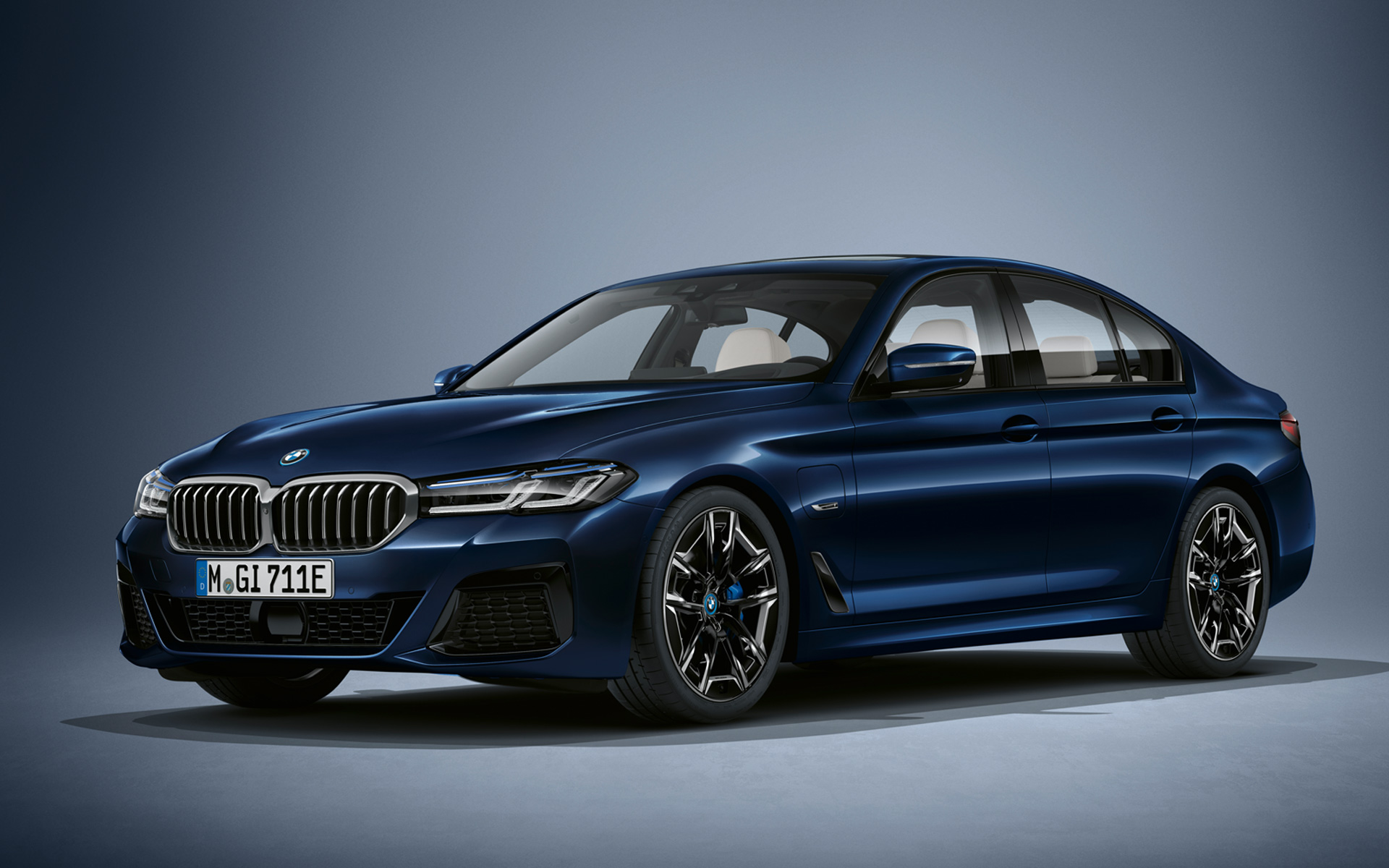 BMW Série 5 Berline G30 LCI en BMW Individual Tansanitblau metallic BMW Série 5 Berline Individual G30 restylage 2020, vue de trois quarts avant à l'arrêt en BMW Individual Tansanitblau metallic