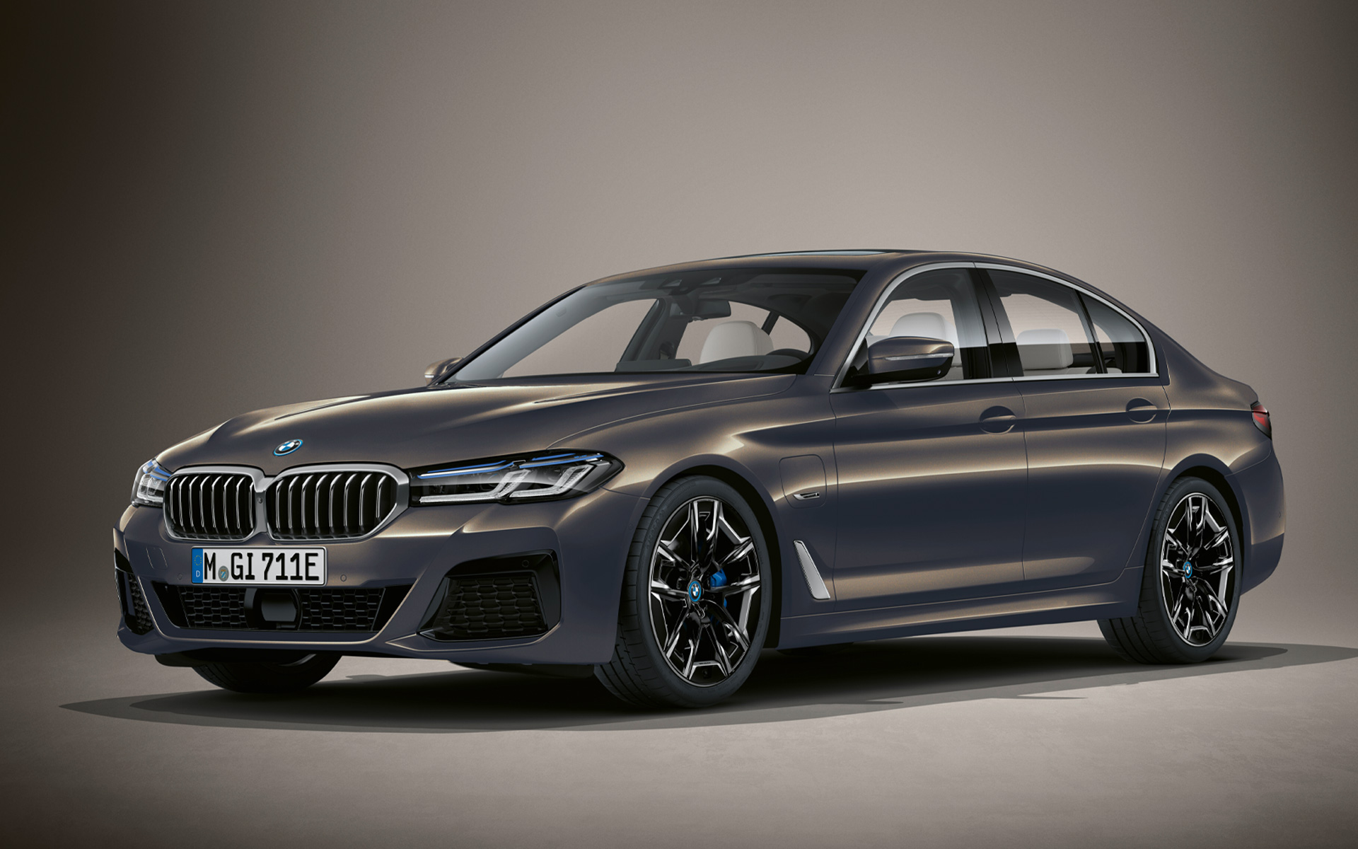 BMW Série 5 Berline G30 LCI en BMW Individual Alvitgrau metallic BMW Série 5 Berline Individual G30 restylage 2020, vue de trois quarts avant, à l'arrêt en BMW Individual Alvitgrau metallic