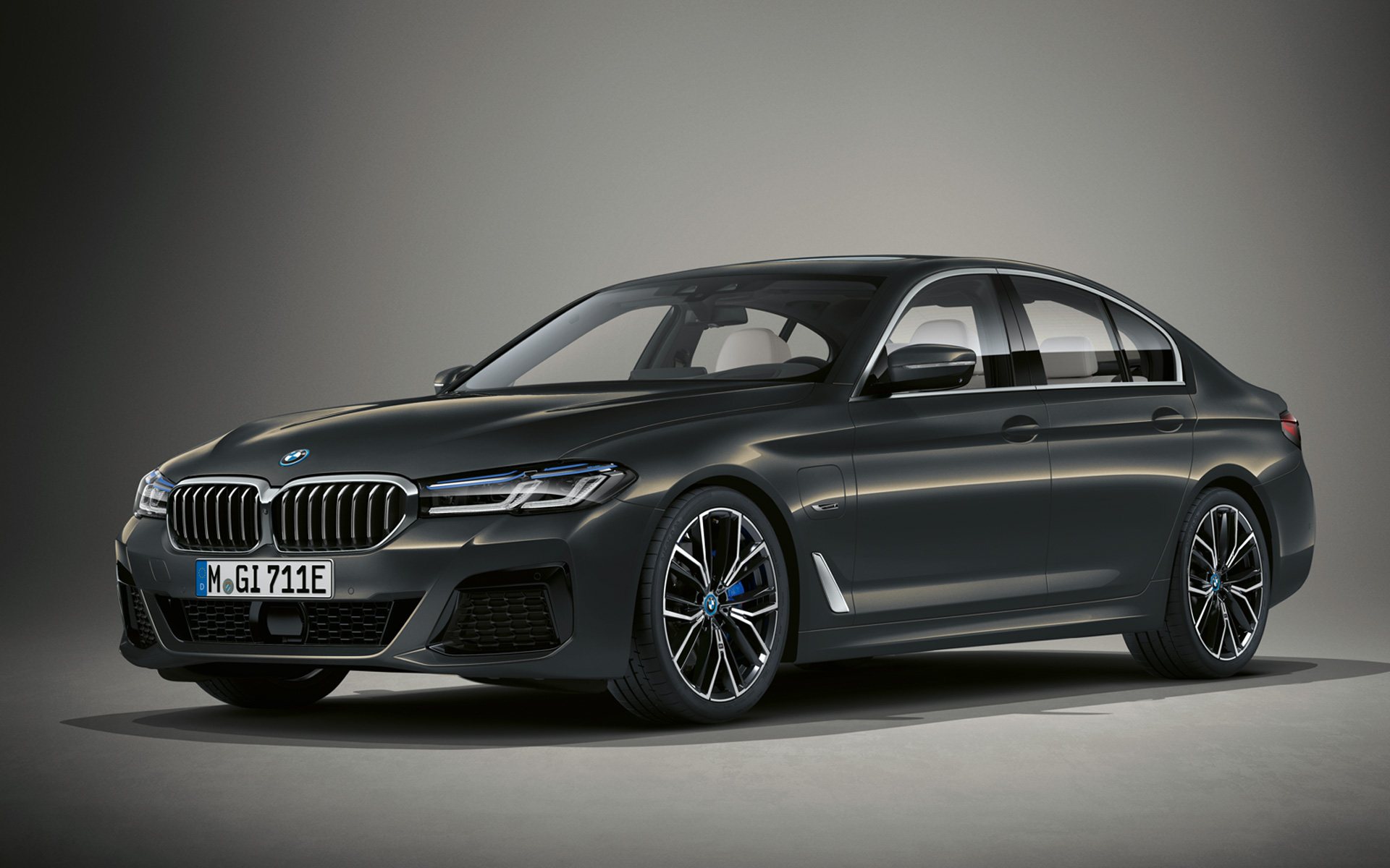 BMW Série 5 Berline Individual G30 LCI en BMW Individual Dravitgrau metallic BMW Série 5 Berline Individual G30 restylage 2020, vue de trois quarts avant à l'arrêt en BMW Individual Dravitgrau metallic