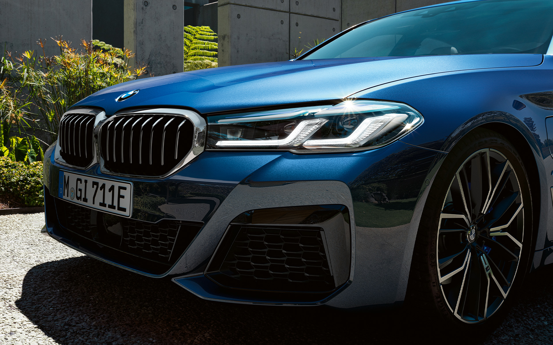 BMW Laserlight de la BMW Série 5 Berline G30 BMW Laserlight de la BMW Série 5 Berline G30 restylage 2020 en Phytonicblau, vue en gros plan avant
