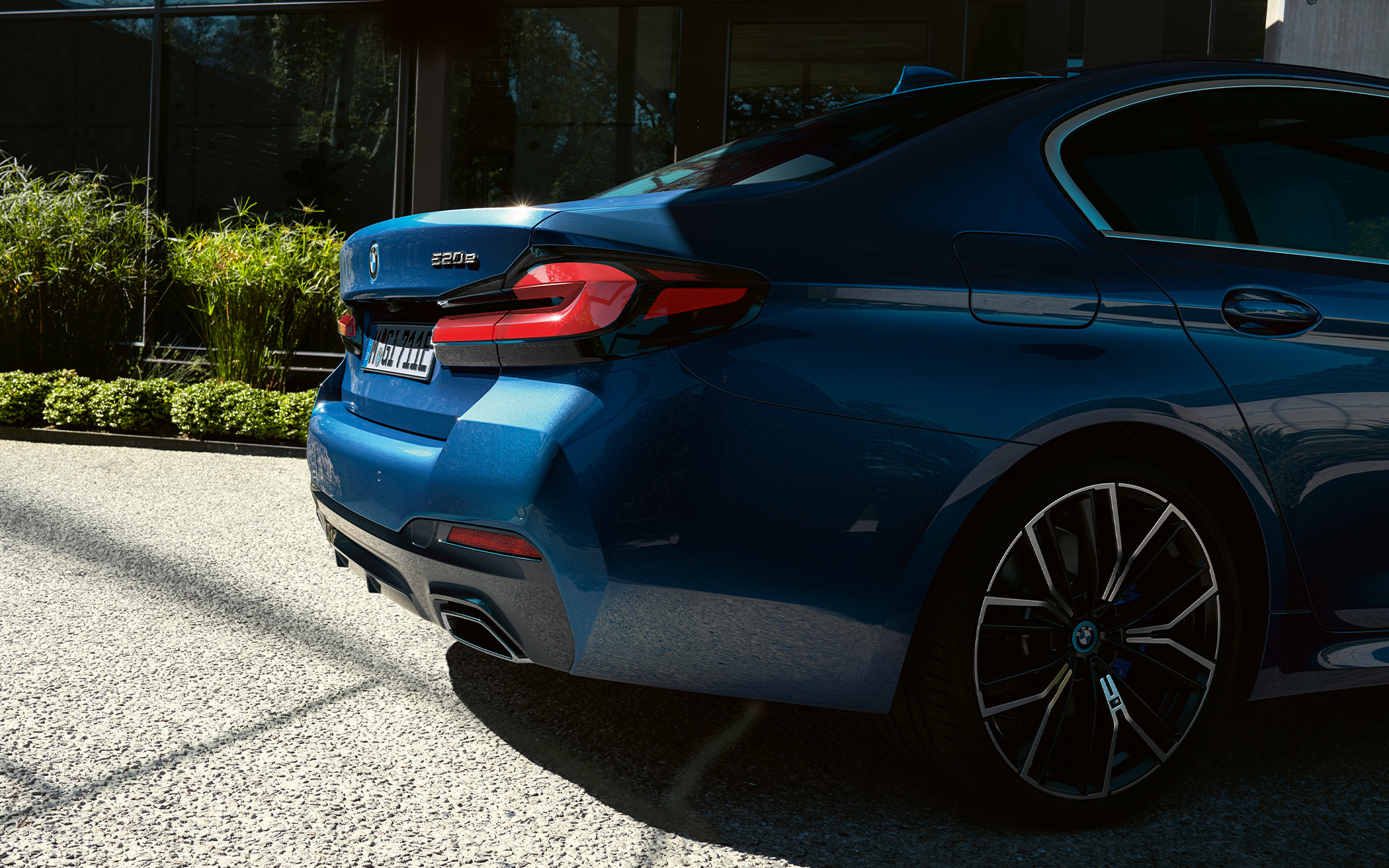Jupe arrière de la BMW Série 5 Berline G30 Sorties d'échappement en forme libre de la BMW Série 5 Berline G30 restylage 2020 en Phytonicblau, vue en gros plan arrière