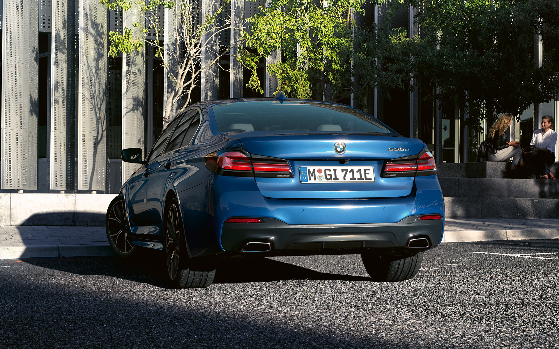 Feux arrière en forme 3D de la BMW Série 5 Berline G30 Feux arrière en forme 3D de la BMW Série 5 Berline G30 restylage 2020 en Phytonicblau, vue en gros plan arrière