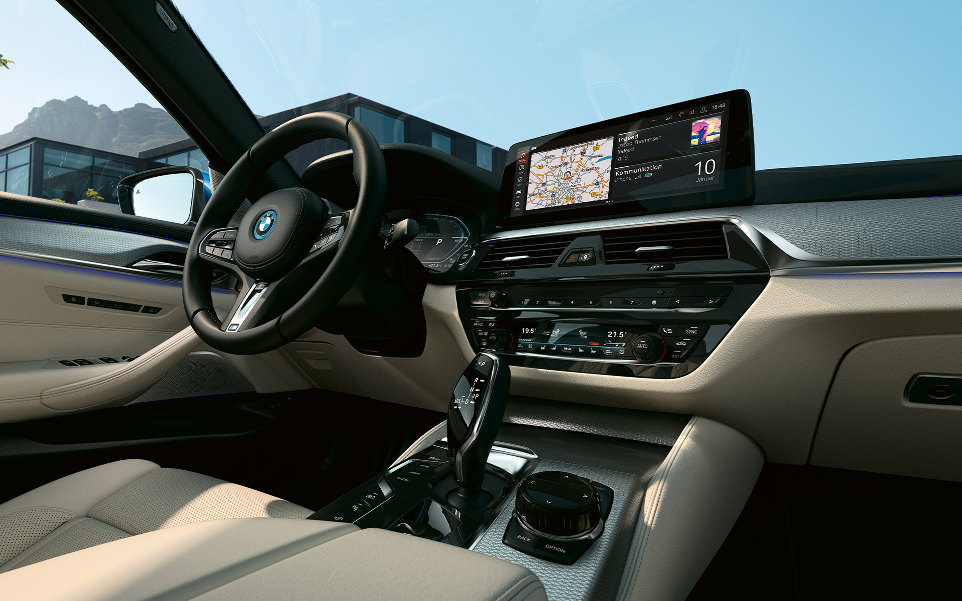 Intérieur de la BMW Série 5 Berline G30 Écran d’information et volant sport en cuir de la BMW Série 5 Berline G30 restylage 2020, intérieur