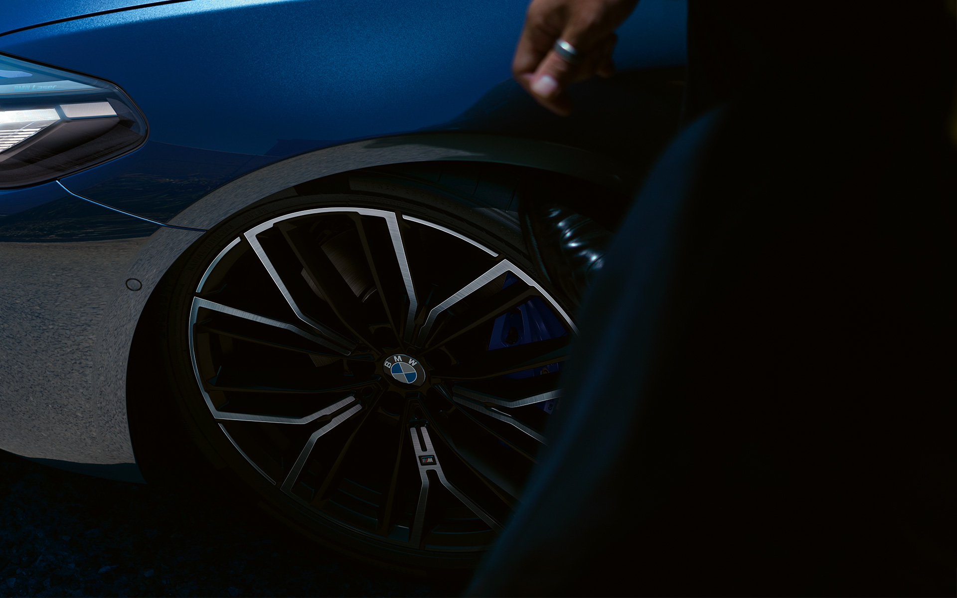 Jantes BMW M en alliage léger à rayons en Y 846 M BWM Série 5 Berline G30 Jantes BMW M en alliage léger en Y 846 M BWM Série 5 Berline G30 restylage 2020 en Phytonicblau, vue en gros plan