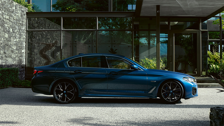 L’extérieur de la BMW Série 5 Berline G30 BMW Série 5 Berline G30 restylage 2020 en Phytonicblau, vue de profil, en stationnement