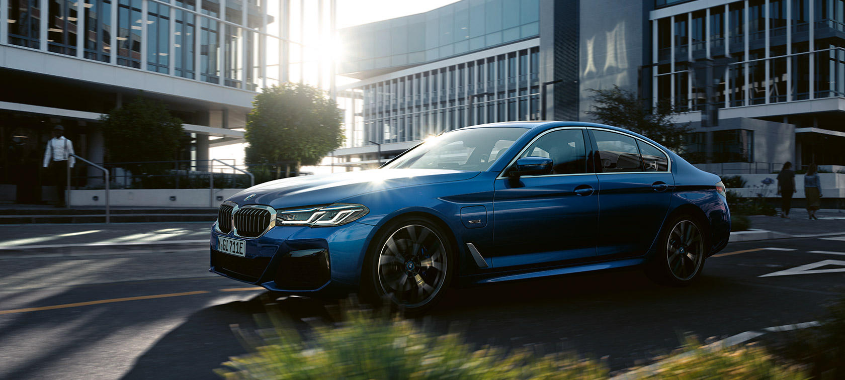 BMW Série 5 Berline G30 restylage 2020 en Phytonicblau, vue de trois quarts avant, en mouvement