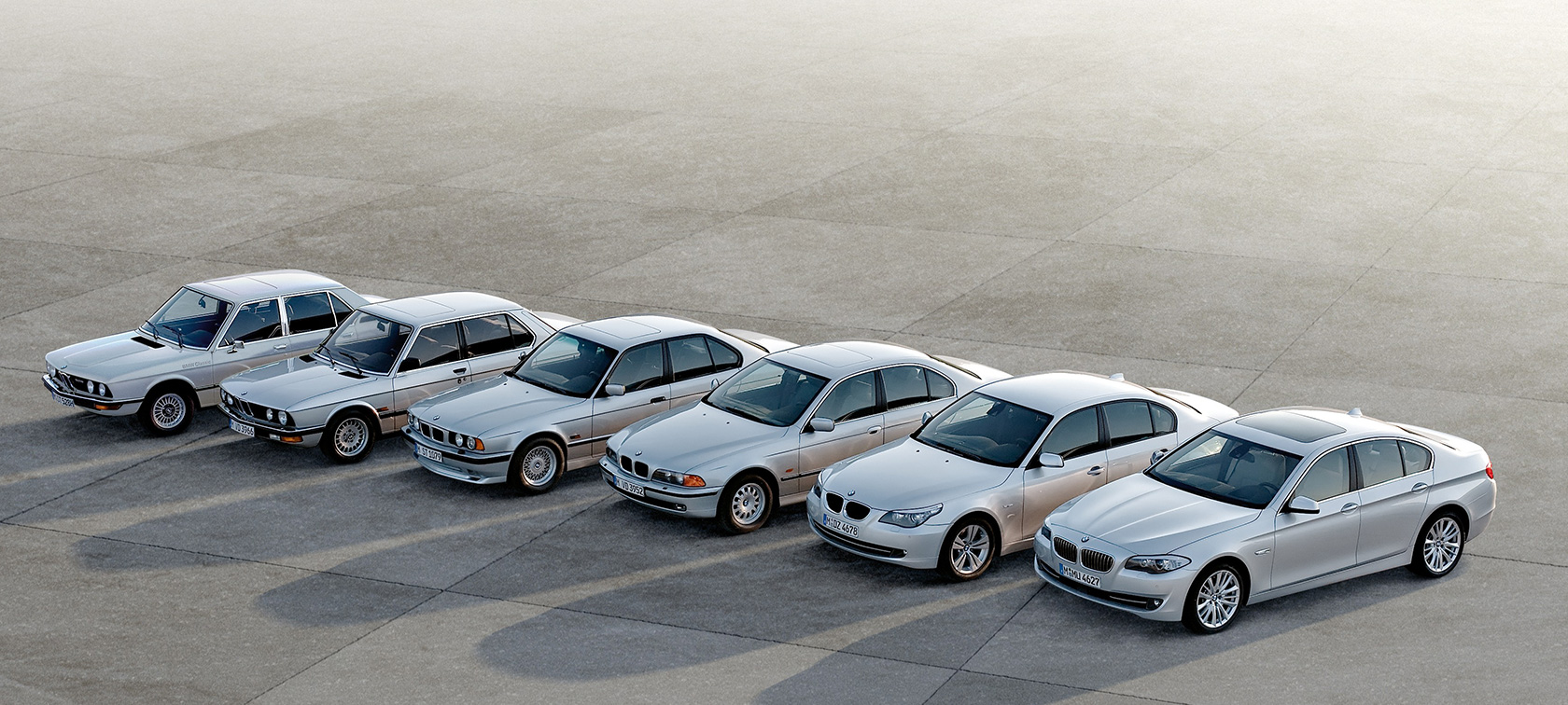L’HISTOIRE DE LA BMW SÉRIE 5 EN UN COUP D'ŒIL. L’HISTOIRE DE LA BMW SÉRIE 5 EN UN COUP D'ŒIL.