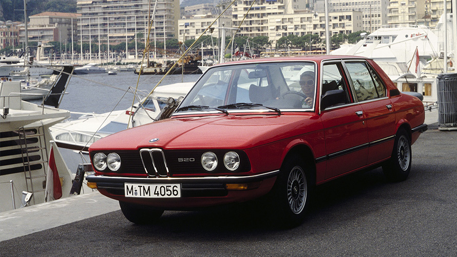 BMW 520 (E12) vue de trois quarts face à l’arrêt BMW 520 (E12) vue de trois quarts face à l’arrêt