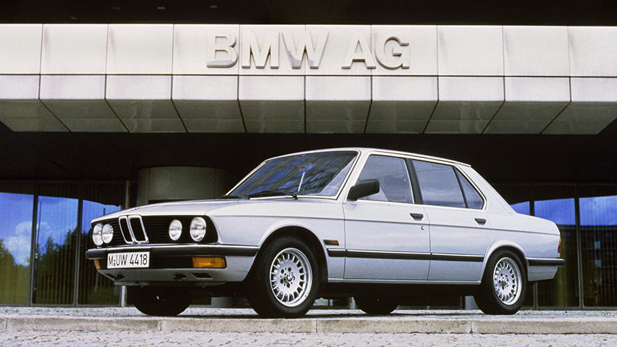 BMW Série 5 Berline (E28) vue de trois quarts de profil à l’arrêt BMW Série 5 Berline (E28) vue de trois quarts de profil à l’arrêt