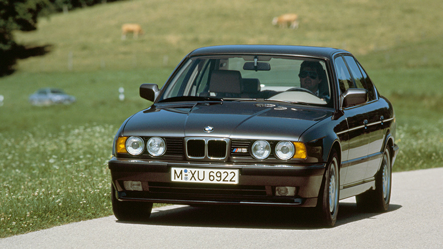 BMW M Berline (E34) vue de trois quarts avant en mouvement BMW M Berline (E34) vue de trois quarts avant en mouvement
