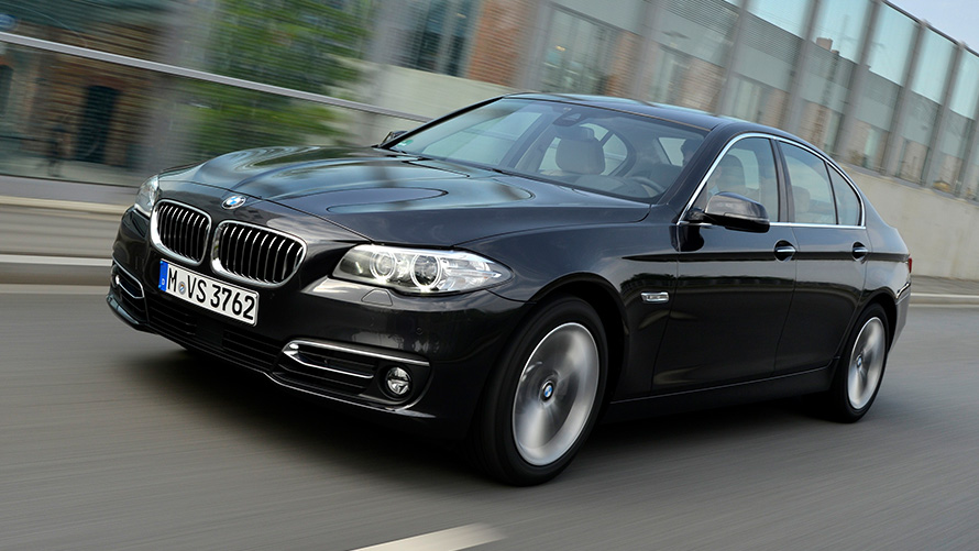 BMW 518d (F10) vue de trois quarts de profil en mouvement BMW 518d (F10) vue de trois quarts de profil en mouvement