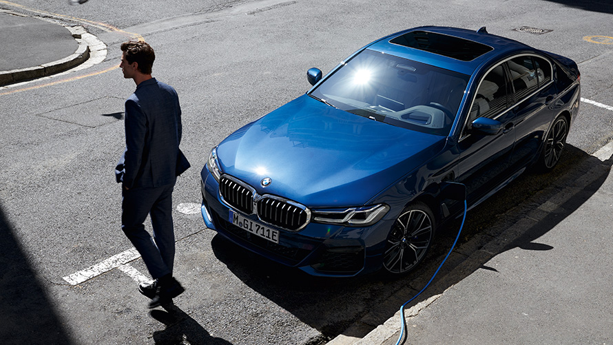 BMW 530e Berline (G30) vue de trois quarts face en charge BMW 530e Berline (G30) vue de trois quarts face en charge