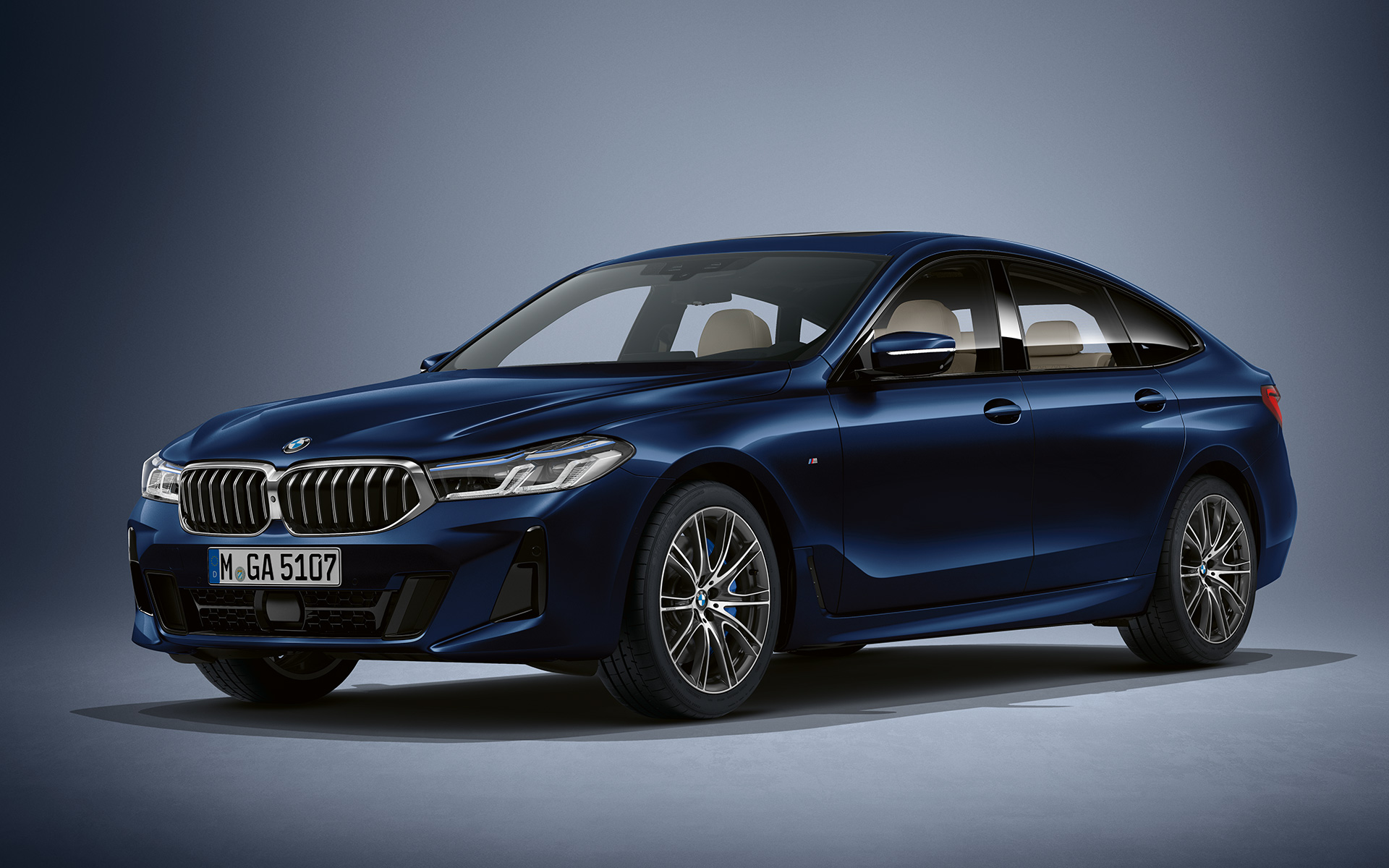 Teinte extérieure BMW Individual Tansanitblau metallic de la BMW Série 6 Gran Turismo G32 2020 Teinte extérieure BMW Individual Tansanitblau metallic de la BMW Série 6 Gran Turismo G32 2020, vue de trois quarts avant à l'arrêt