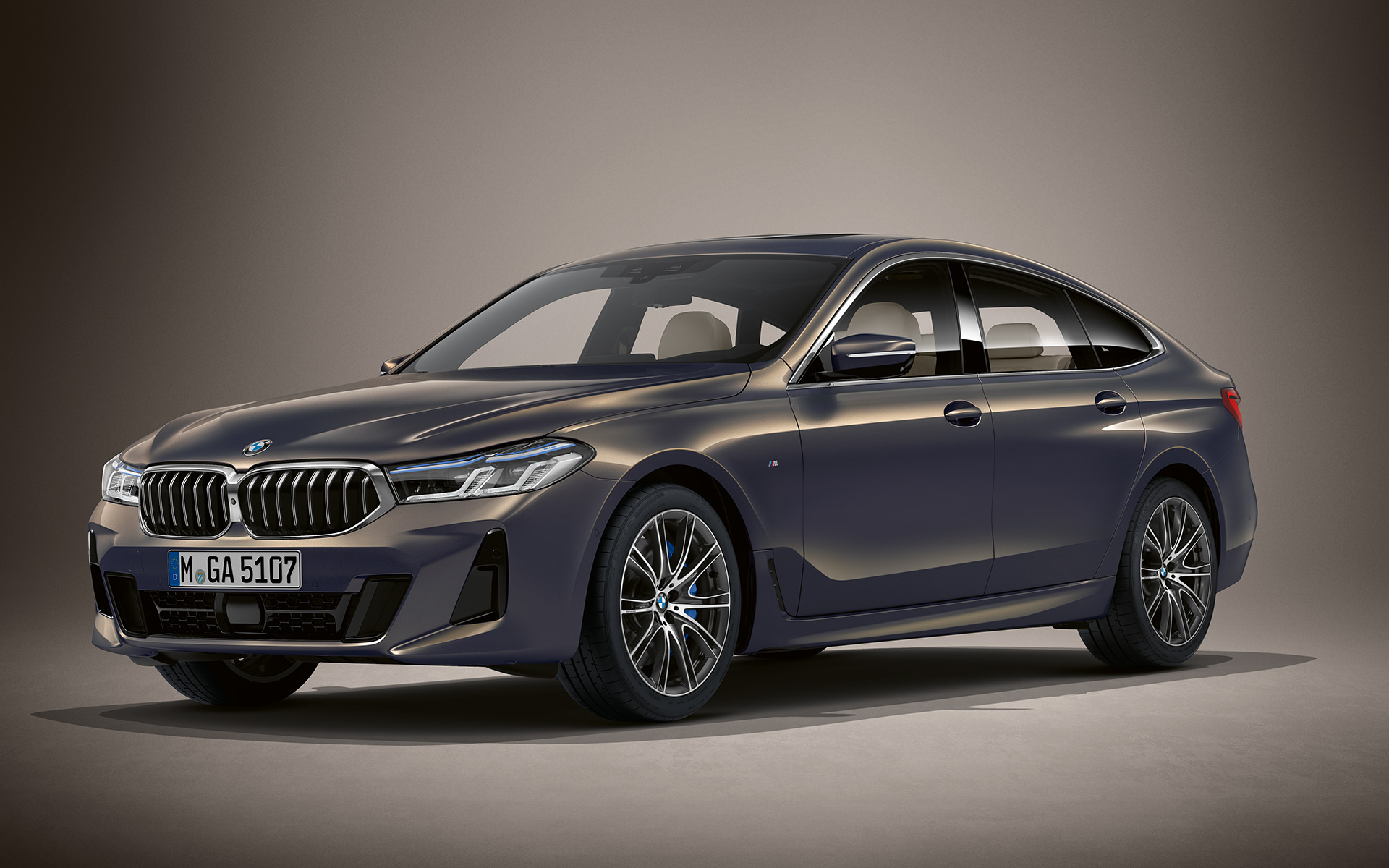 Teinte extérieure BMW Individual Alvitgrau metallic de la BMW Série 6 Gran Turismo G32 2020 Teinte extérieure BMW Individual Alvitgrau metallic de la BMW Série 6 Gran Turismo G32 2020, vue de trois quarts avant à l'arrêt