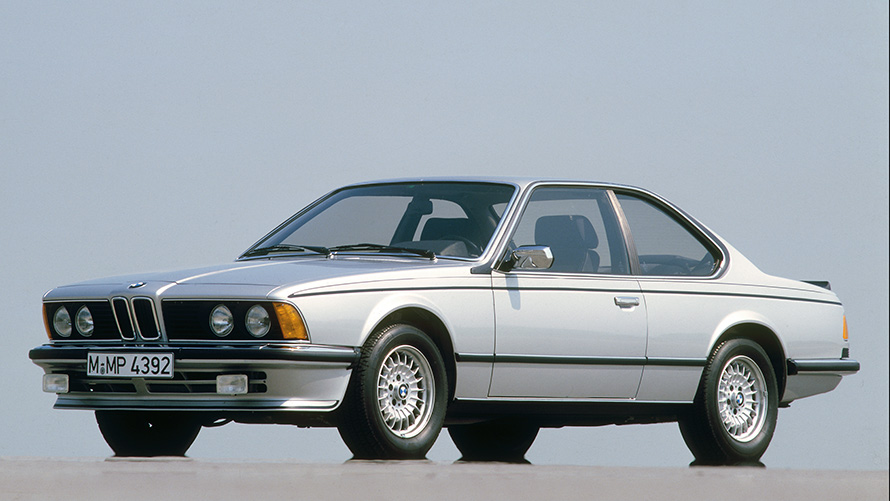 BMW 635CSi (E24) vue de trois quarts de profil à l’arrêt BMW 635CSi (E24) vue de trois quarts de profil à l’arrêt